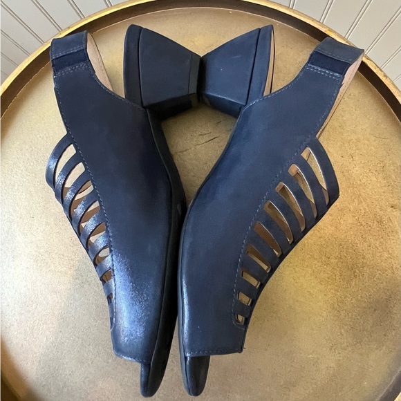 NUTURE VIVICAH NAVY BLUE CAGED SLINGBACK SANDAL | LEATHER | SIZE: 7.5 | EUC - Picture 5 of 7
